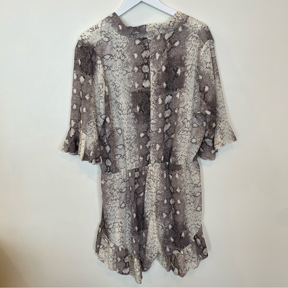 BooHoo Snakeskin Romper NWT Womens Size 14 Chiffon Ruffle Lightweight Zip Vaca - Picture 6 of 7